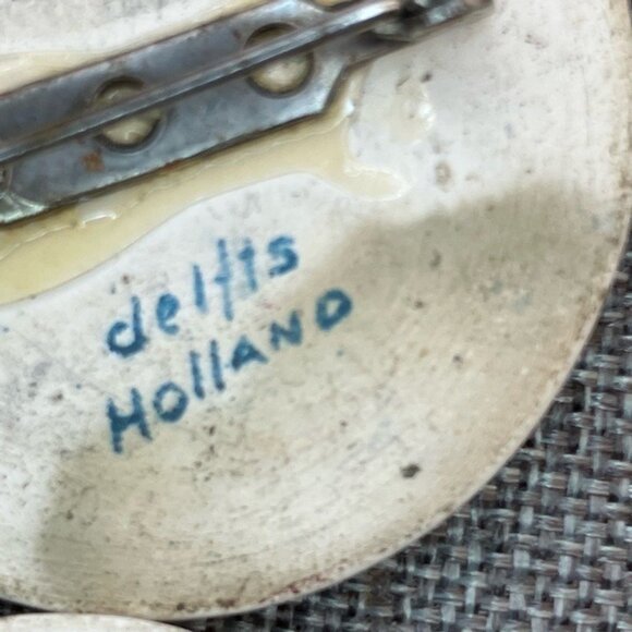 Vintage Delft Holland Brooch Set 1.5 & 1.25 In Floral Blue White Ceramic Signed - Picture 5 of 8